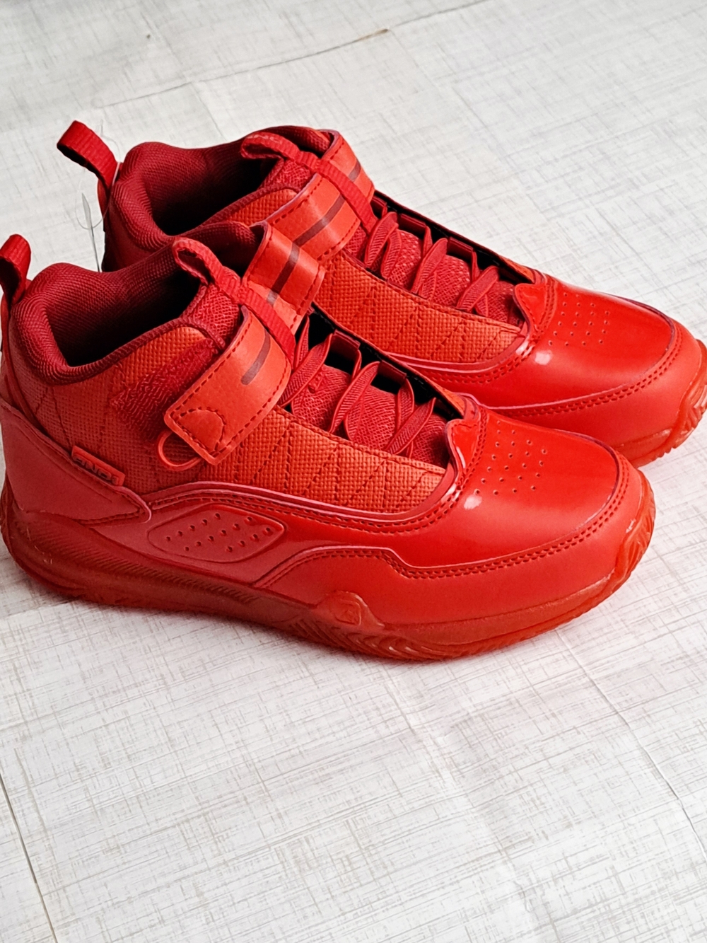 And1 Boy's Red High-Top Basketball Sneakers Size 3